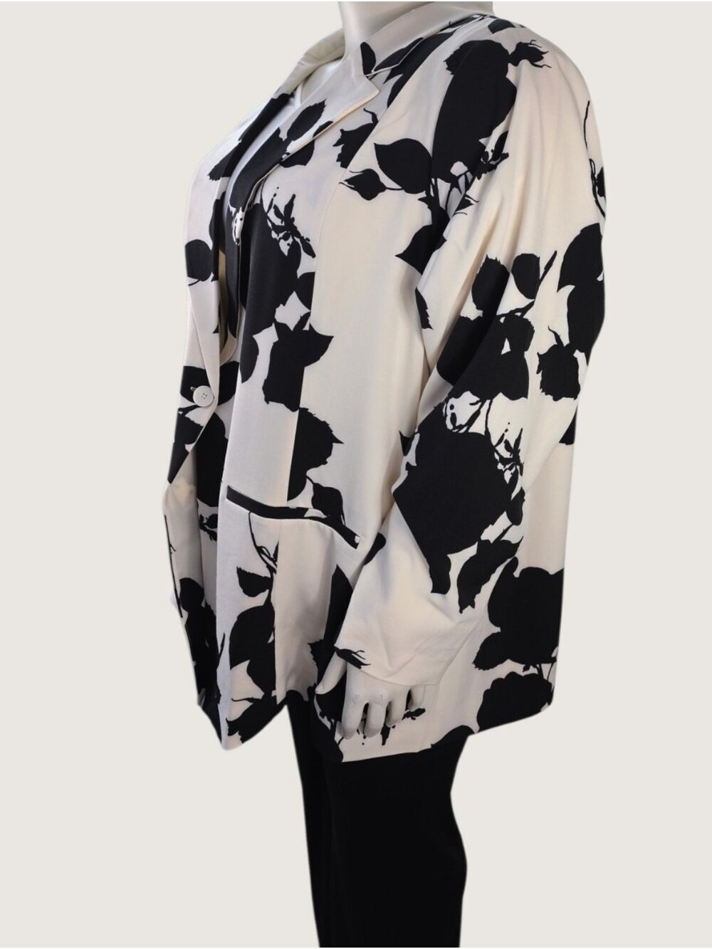 Torrid Studio Floral Crepe Blazer Ivory Black 5X NWT - Picture 5 of 11